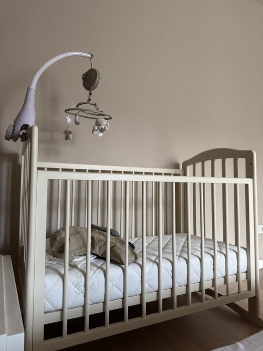 Продам детскую кровать + матрас + одеяло и подушка + мобиль Chico