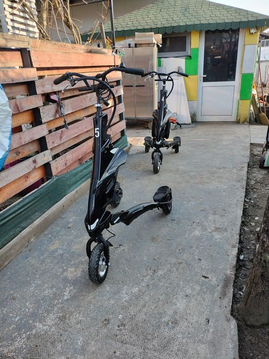 Vând scutere electrice cu 2500 de chilometri la bord .