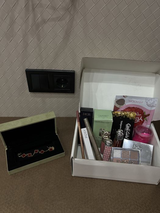 Девочки, продаю сет косметики