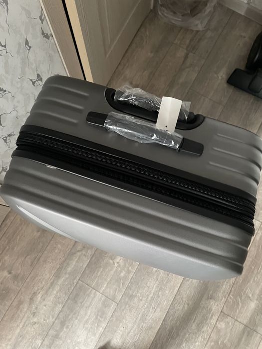 Продам новый чемодан