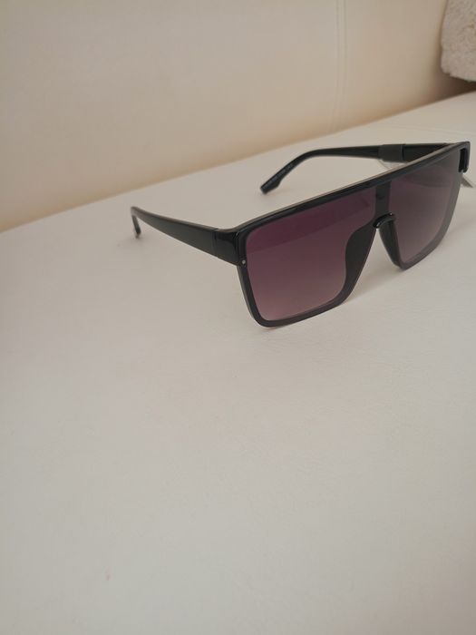 Vând ochelari de soare model deosebit produs de calitate superioara.