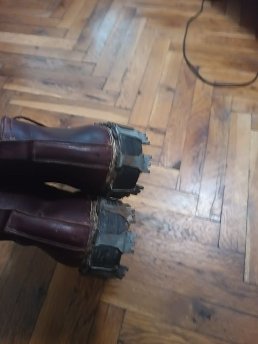 Стари обувки с цинтове шипове