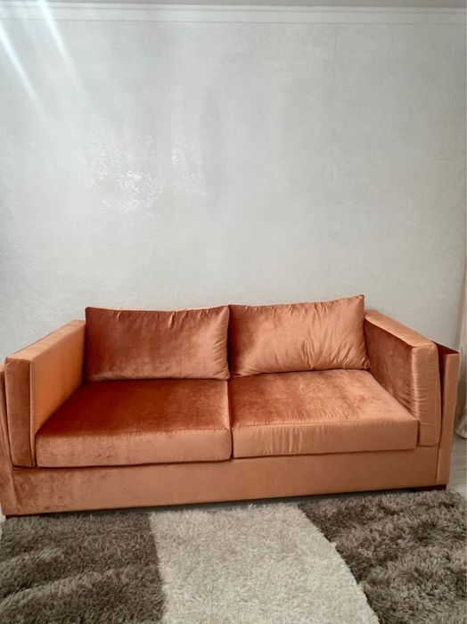 Красивый диван для гостиной