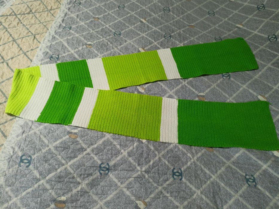 Шарф яркого цвета