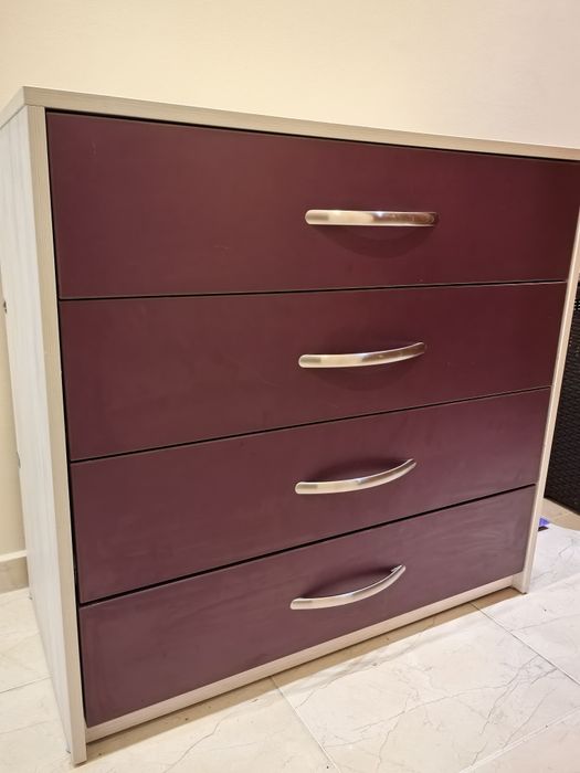 Подарявам Скрин с четири чекмеджета