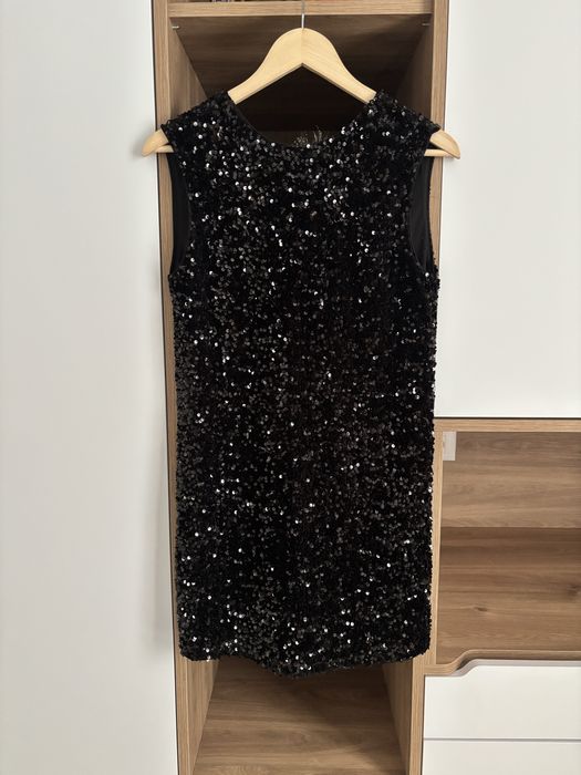 Рокля с черни пайети и панделка H&M