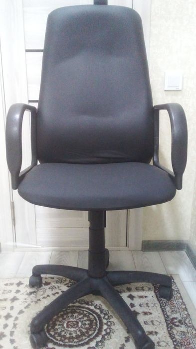 Продается офисное кресло в отличном состоянии.  Кожзаменитель