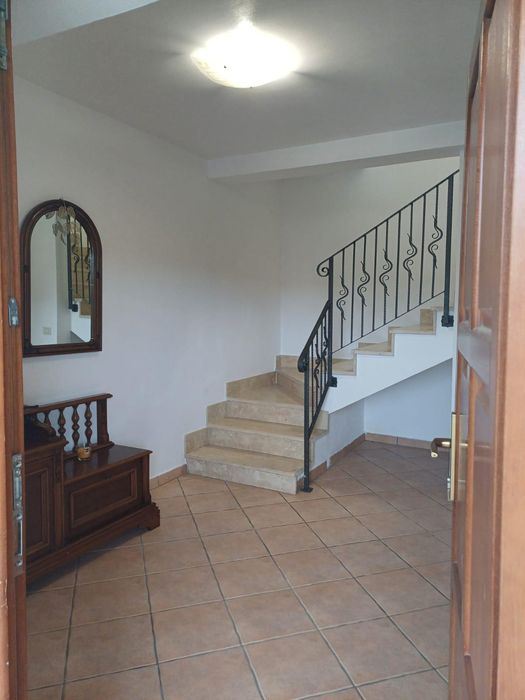 Închiriez etaj vila 120mp,la 400m de rond pacurari