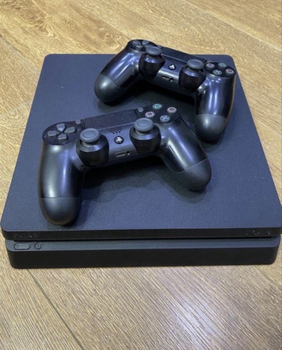 Playstation 4 slim 1Tb. 17 ta uyin 2 ta joystick