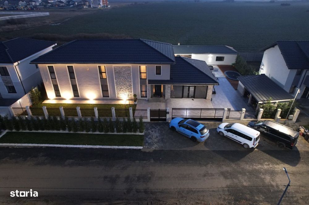 Vila de lux design deosebit, piscina, sistem fotovoltaic cu baterii.
