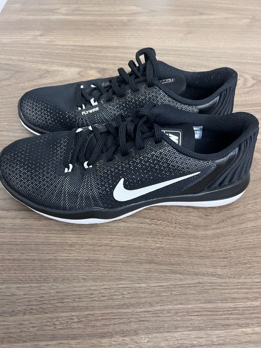 Кроссовки женские