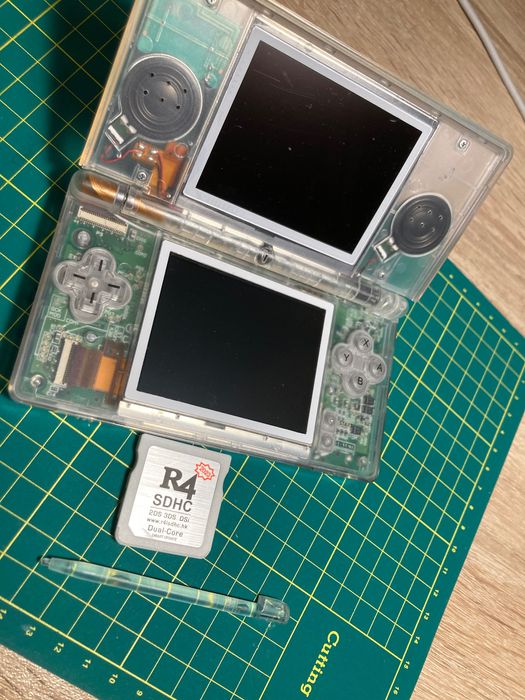 Nintendo DS Lite (нинтендо ДС Лайт) + R4 карта с игри