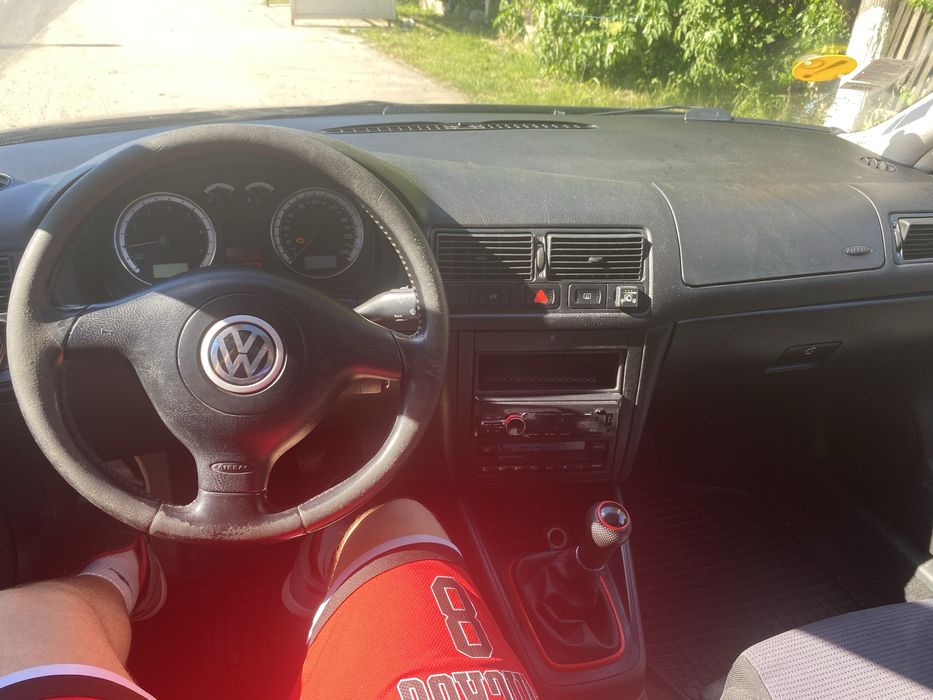 Vând Volkswagen Golf 4, an 2004, hatchback. Preț negociabil.