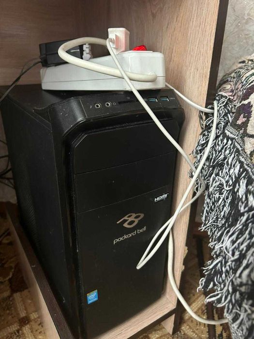 Продам компьютерный стол вместе с компьютером все работает