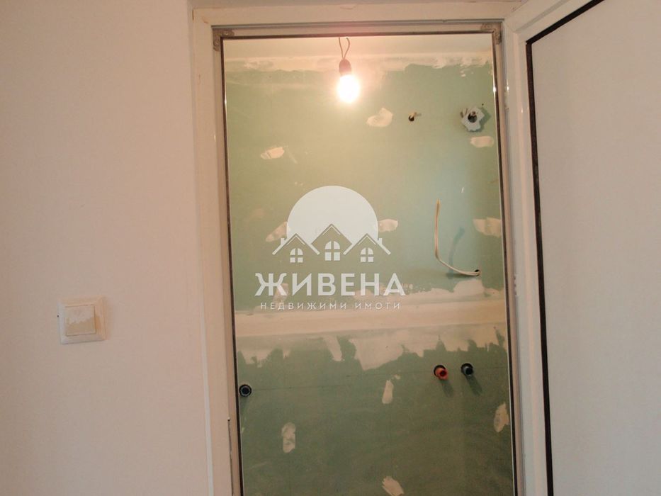 Продавам къща с РЗП: 285 кв.м, двор 1200 кв.м, с. Бенковски