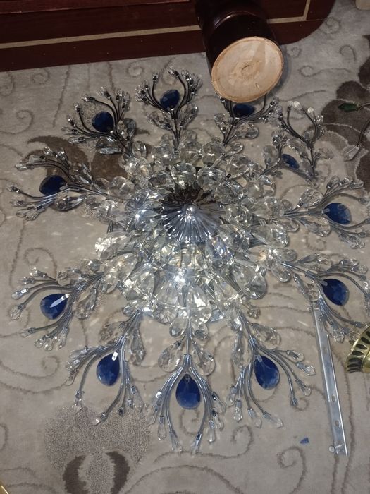 Продам люстру две шт