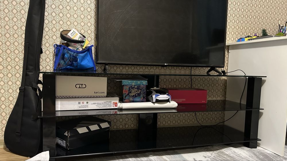 Продам зеркалный стол для телевизора