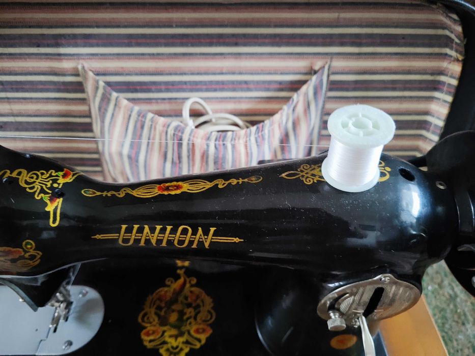 Продава се руска шевна машина "UNION".