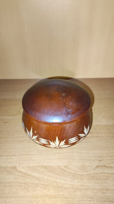 Деревянная шкатулка