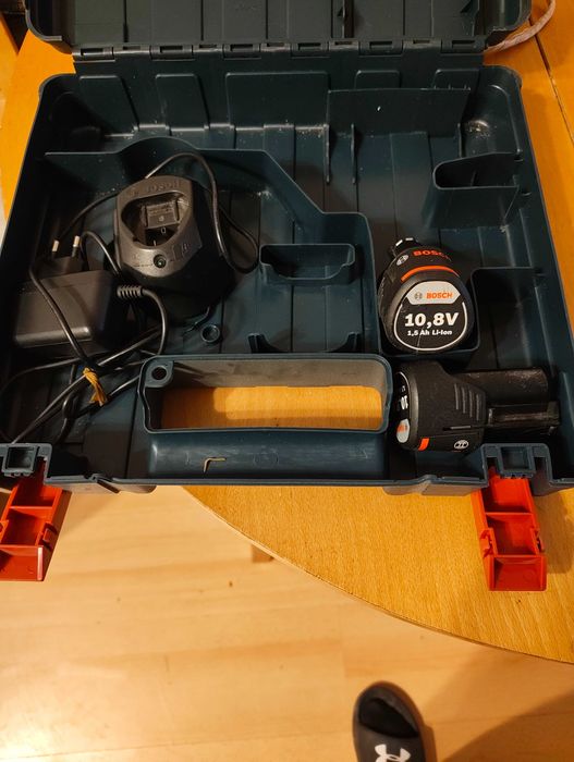 2 батерии BOSCH 10.8V/1.5Ah, зарядно и куфар. Запазени и малко използвани. Цена 38 евро. Доставката се поема от купувача.