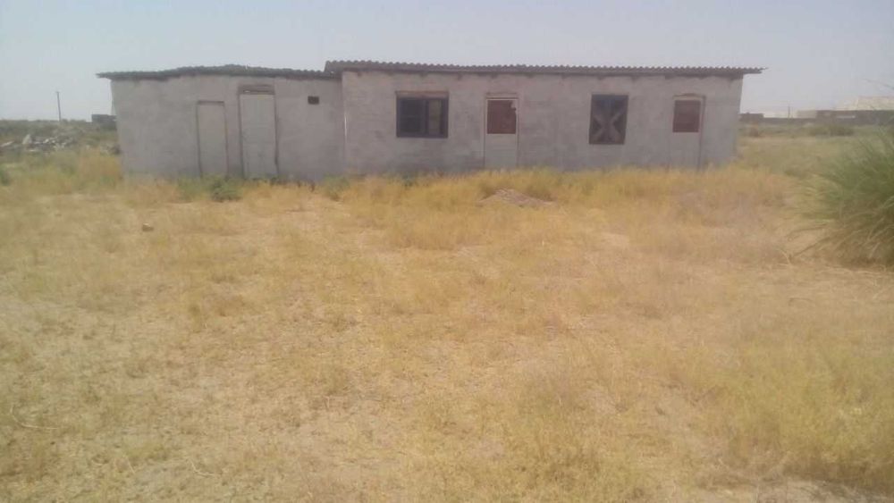 Yer maydoni, uyi bilan