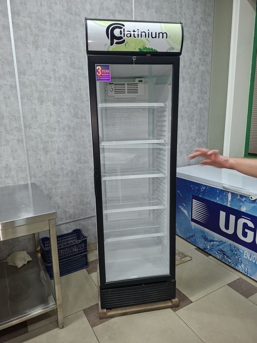Срочно продаётся витринный холодильник абсолютно новая 3 года гарантия