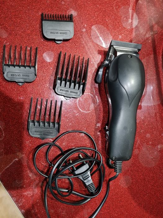 Машинка для стрижки волос.