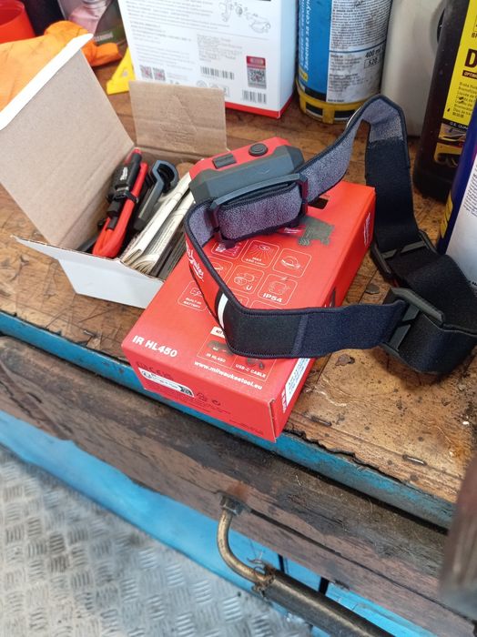 челник Milwaukee IR HL450, неупотребяван, в оригиналната опаковка.