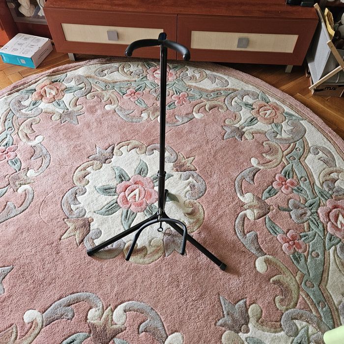 Стойка за китара