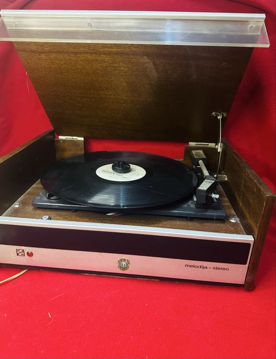 Винтажный проигрыватель «Melodija-stereo»