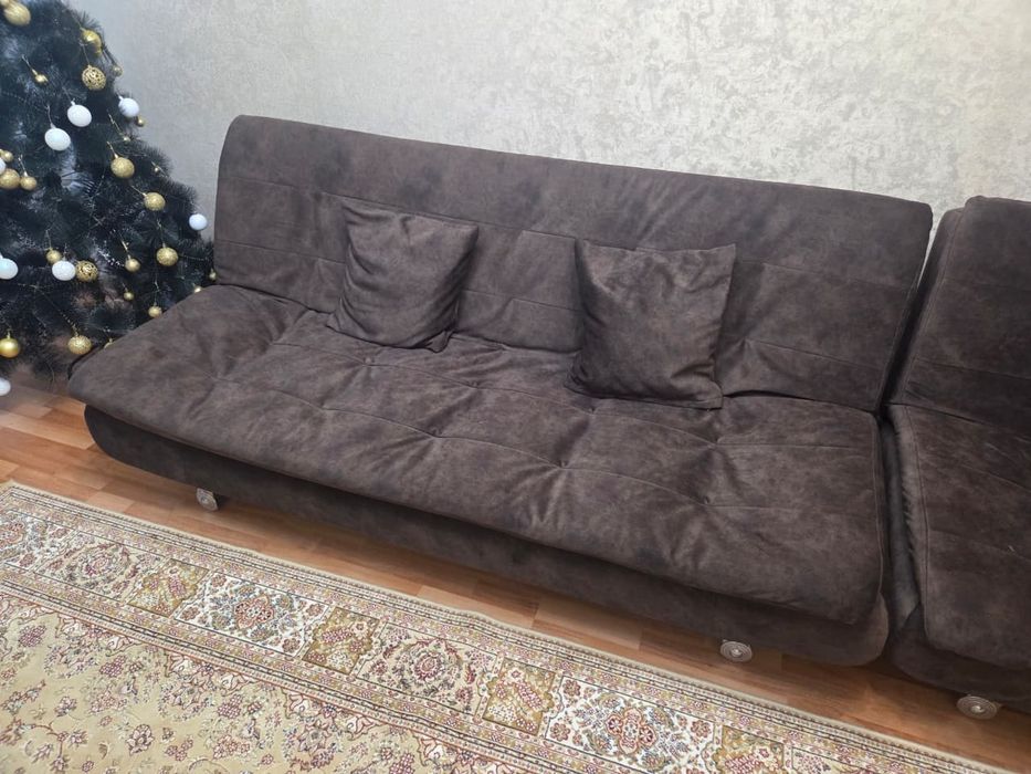 Диван и два кресла в идеальном состоянии.