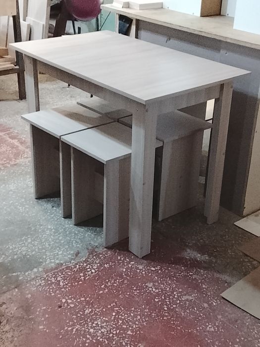 Продам стол и 4 табуретки
