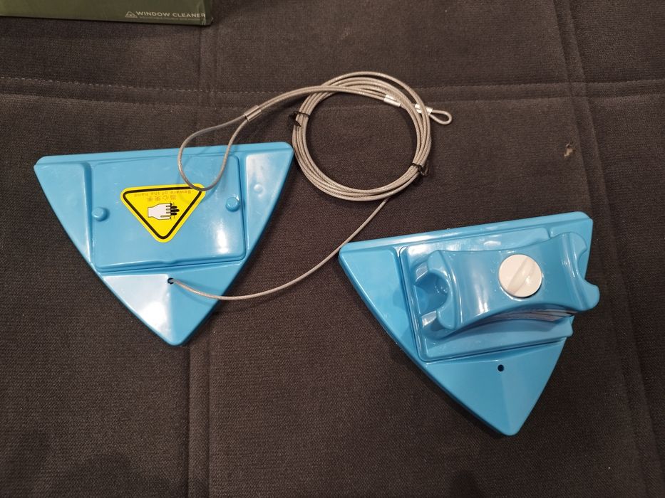 Dispozitiv magnetic dublu Baffect pentru curățarea geamurilor