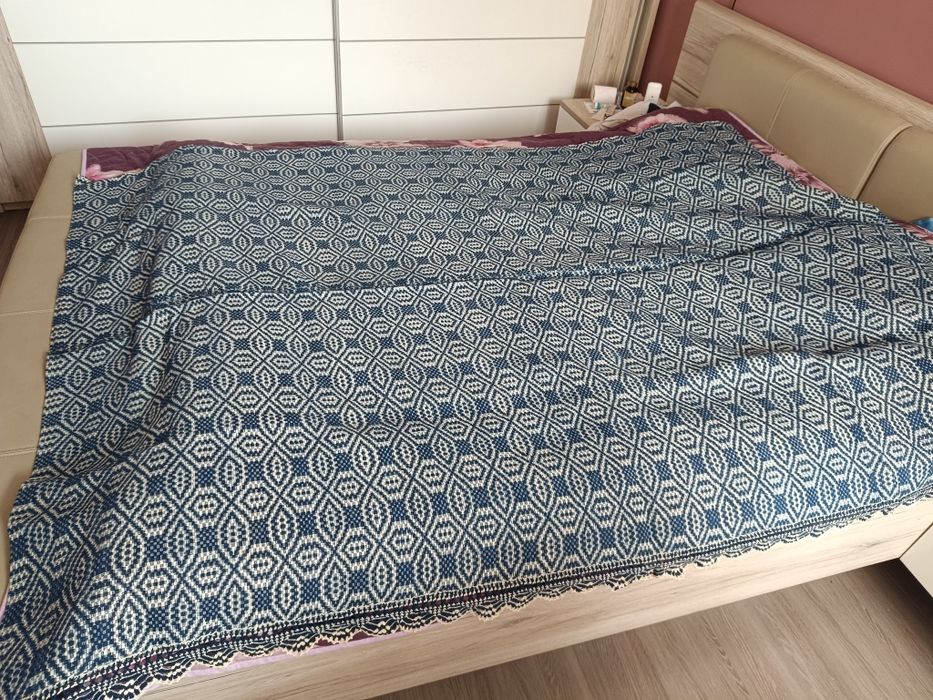 Покривка за легло с дантела.