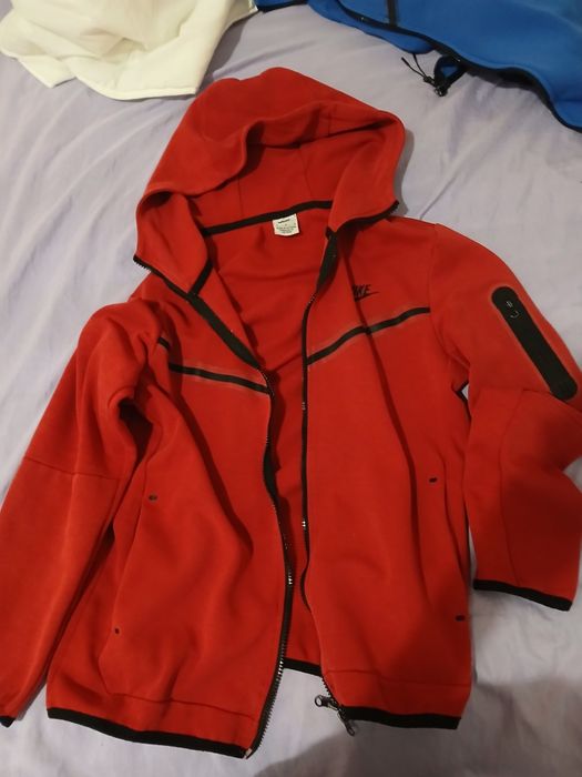 Vând bluza nike tech