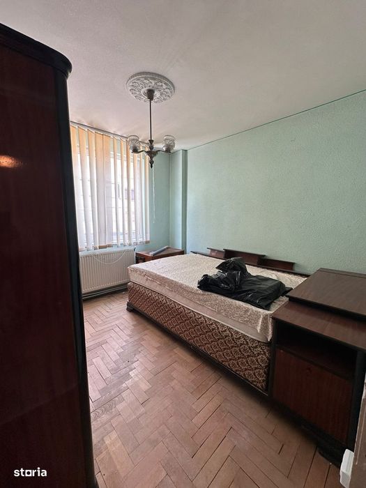 De vanzare apartament 4 camere,2 bai,2balcoane,etj1,zona ultracentrala