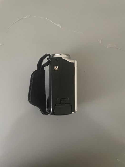 Продам видеокамеру Samsung HMX-F80