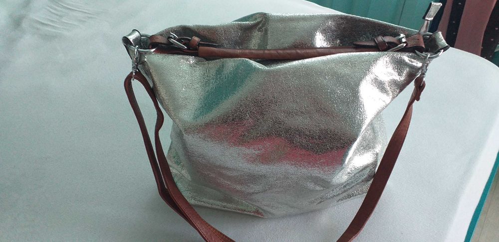 Дамска бяла и сива чанта за модерна дама-30лв.