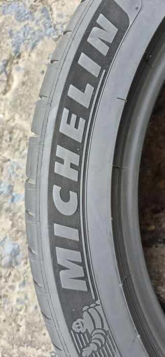 4 anvelope vara Michelin,fata 245/45/19,spate 275/40/19.Pretul este pe bucata.