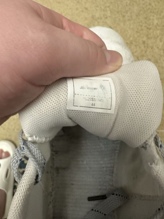 Продам  белые кроссовки