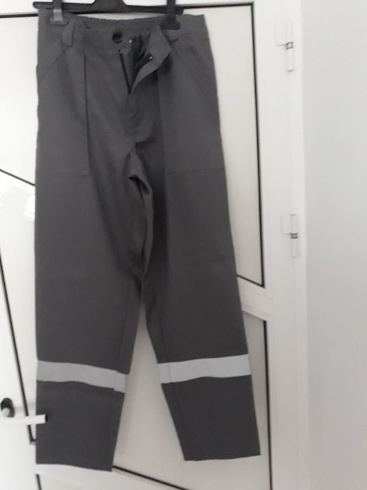 Pantaloni de salopeta