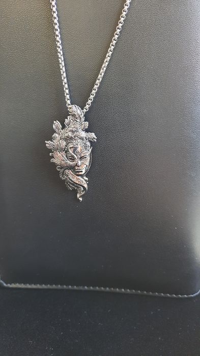 Колиета  "Кралица" и  "Криле"