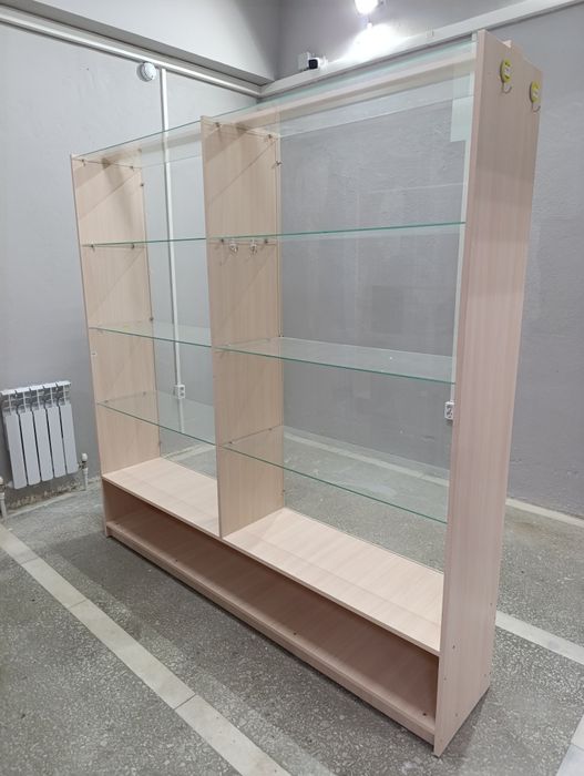 Стеллажи со стеклянными полками