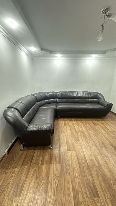 Диван кожаный, в хорошем состоянии