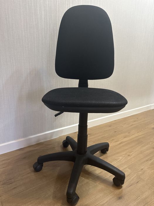 Стул офисный регулируемый по высоте.