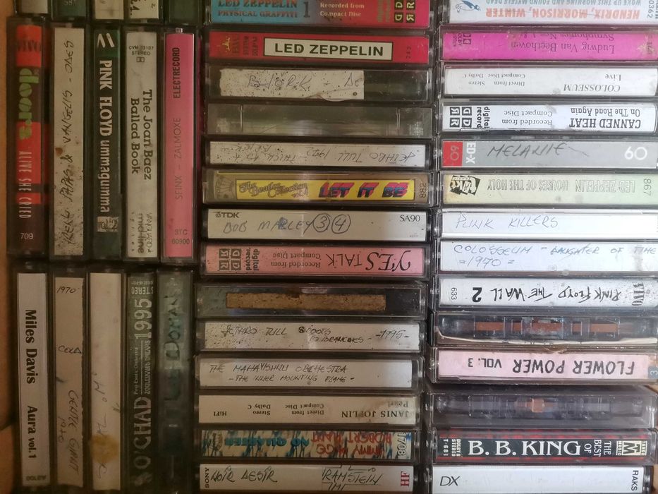 Casete vechi cu muzica rock - anii '90