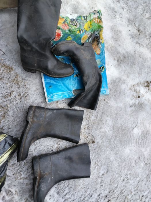 Двое резиновые сапоги 2 пары 42-43рр