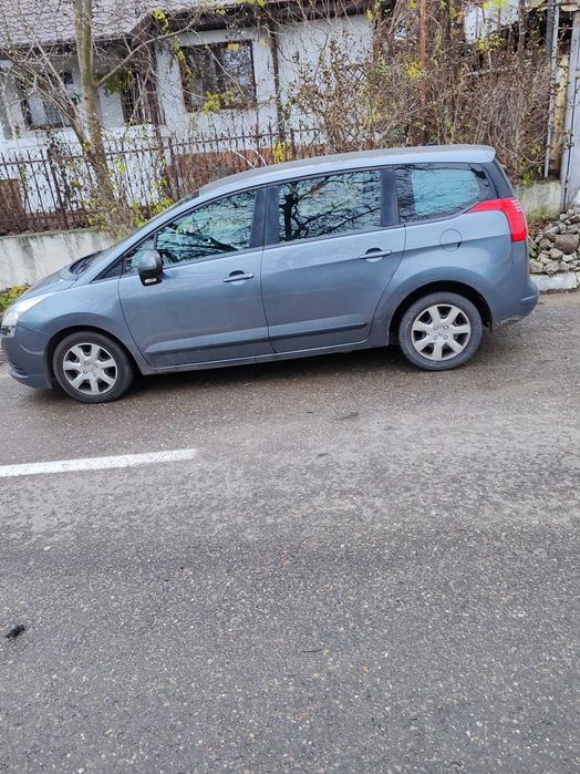 autoturism Peougeot 5008