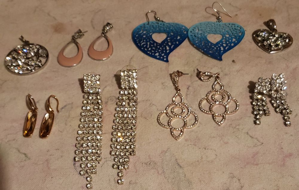 Продам сувениры серьги браслеты и подвески