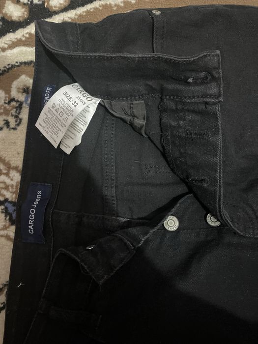 Черные джинсы.